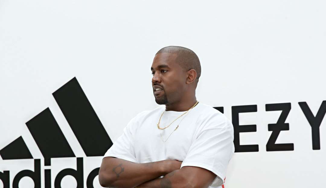 Adidas afirma que vai reavaliar parceria com Kanye West  Lorena Bueri