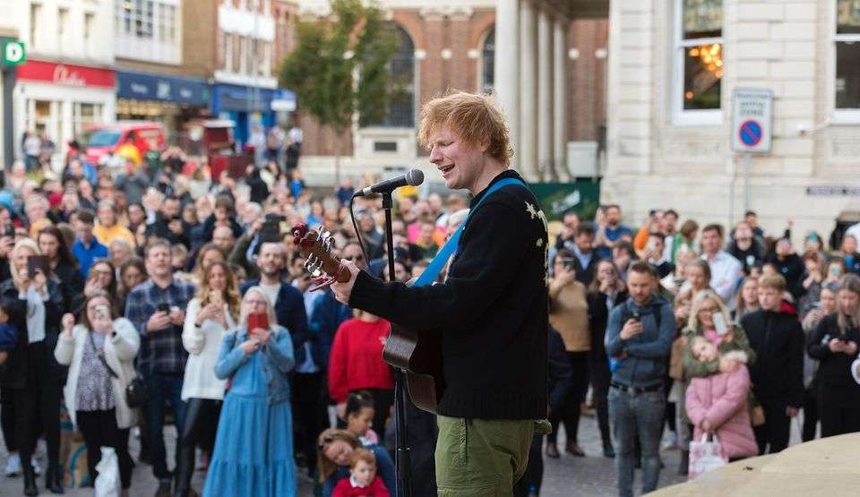 Ed Sheeran surpreende fãs com show gratuito na Inglaterra Lorena Bueri