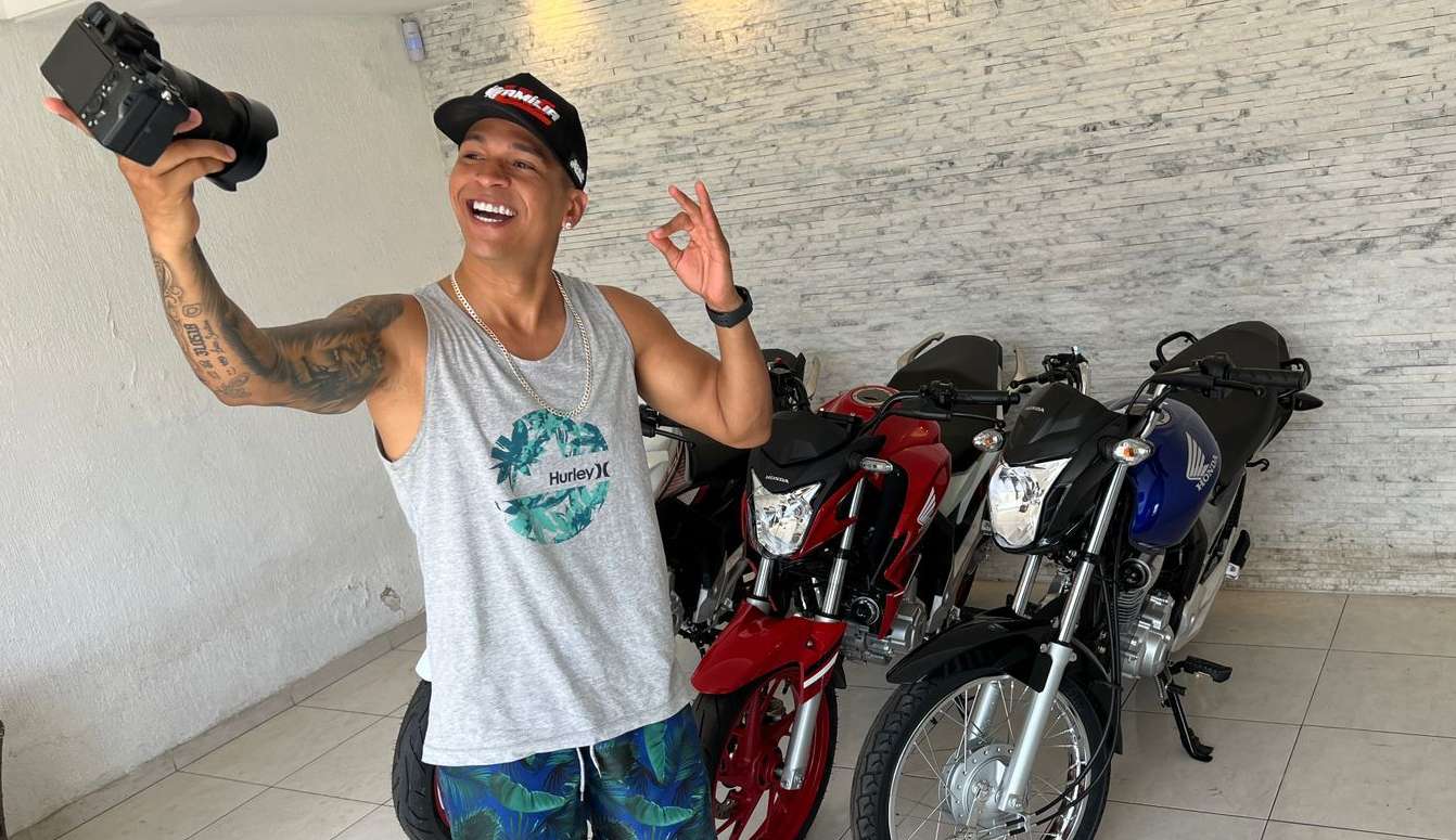Youtuber Lucas MotoVlog explica o que é wheeling, conhecido nas ruas do Brasil como “Grau” Lorena Bueri