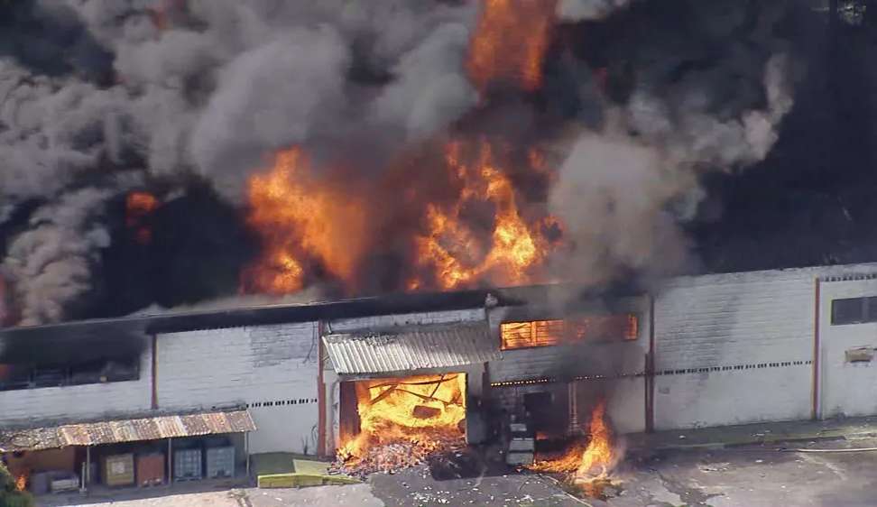 Incêndio atinge indústria de dissolventes em MG