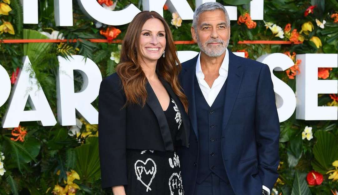Julia Roberts diz que cena de beijo em George Clooney foi embaraçosa
