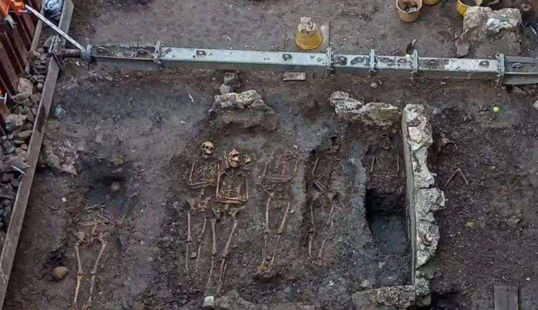 Arqueólogos encontram restos mortais de pessoas em subsolo de loja no País de Gales  