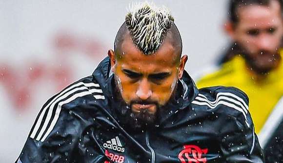 Vidal recebe notícia da morte do pai após treino do Flamengo no Ninho
