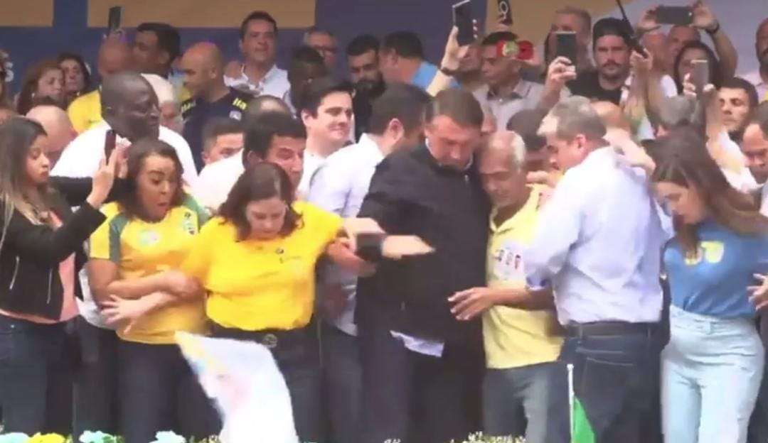 Estrutura de palco cede alguns centímetros durante evento e dá susto no candidato Jair Bolsonaro Lorena Bueri