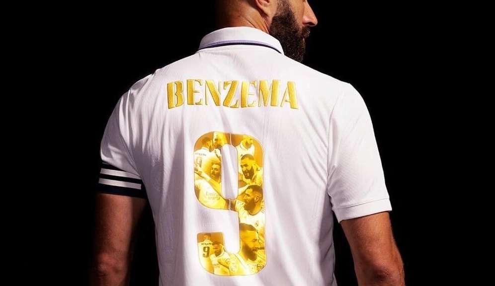 Benzema ganha camisa com detalhes dourados referente a sua conquista da Bola de Ouro