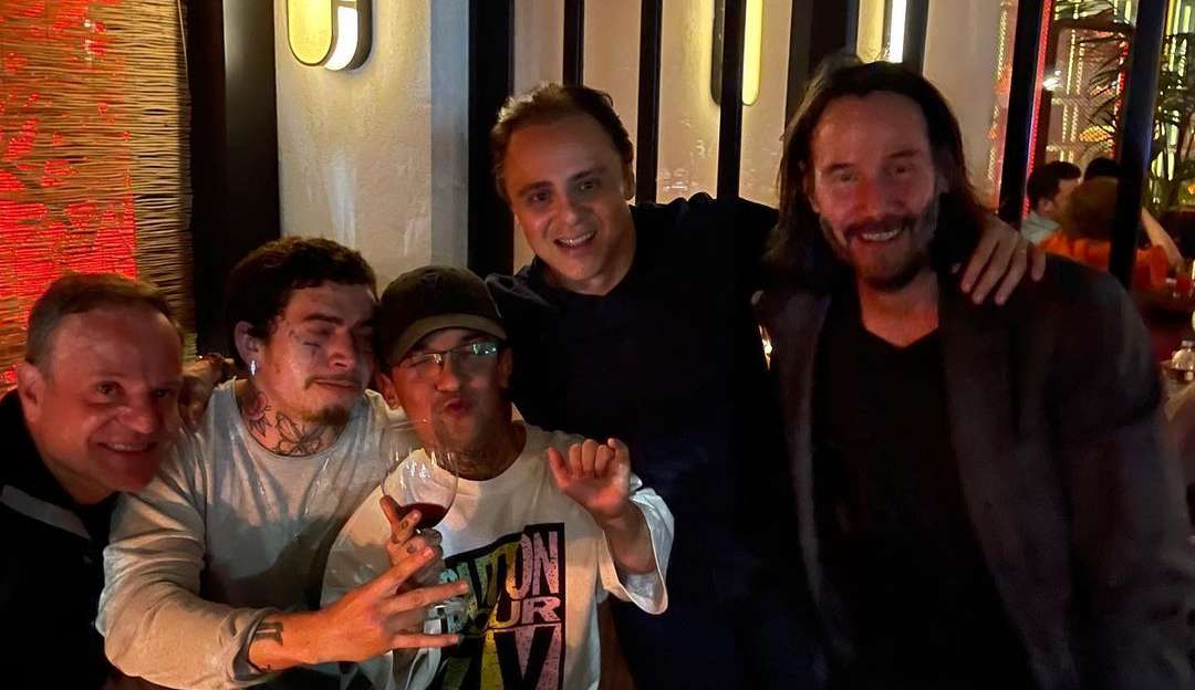 Whindersson Nunes encontra Keanu Reeves em restaurante de São Paulo