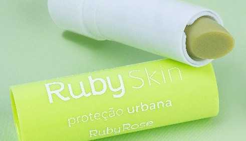 Ruby Rose lança balm labial para coleção vegana