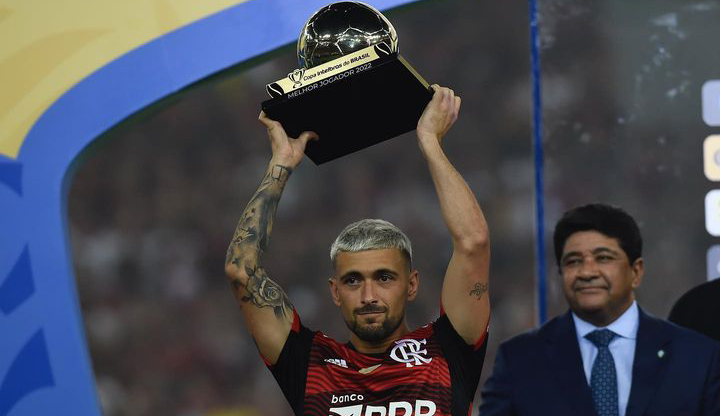 Arrascaeta recebe prêmio ‘Bola de Ouro’ da Copa do Brasil