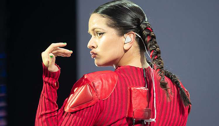Rosalía recusa presente de grife durante show Lorena Bueri