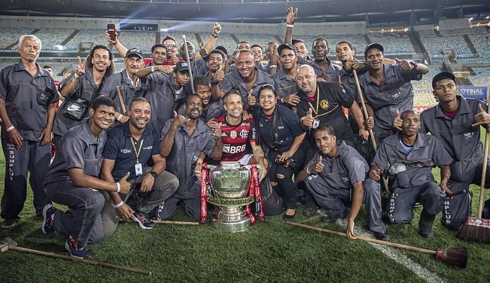 Equipe de limpeza do Maracanã comemora título junto com o Flamengo