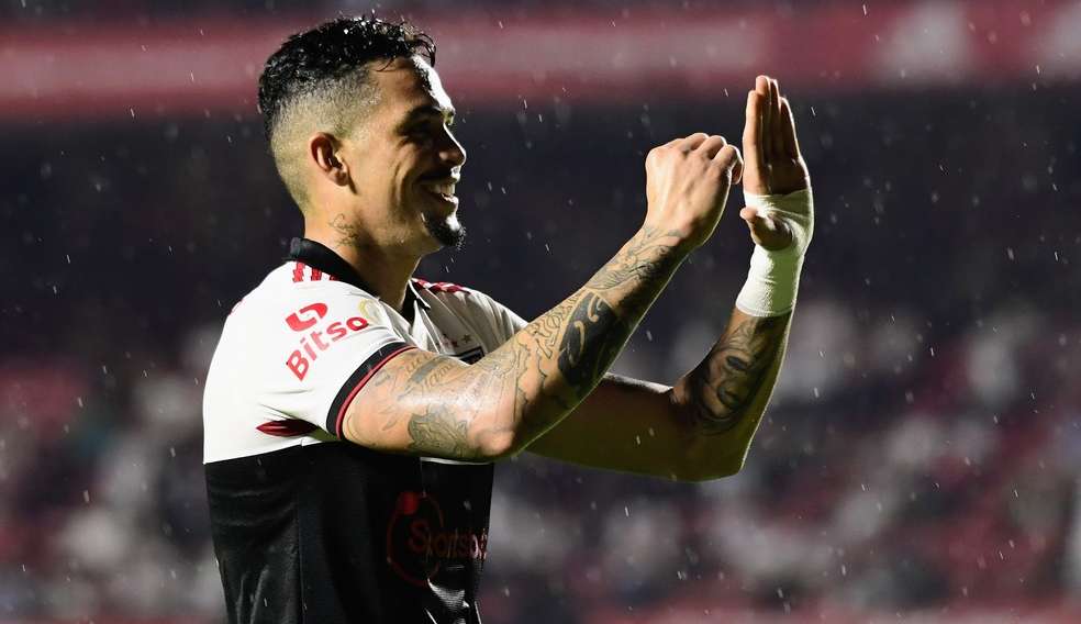 Após gol marcado em partida contra o Coritiba, Luciano alcança a marca de 50 gols com a camisa do São Paulo Lorena Bueri