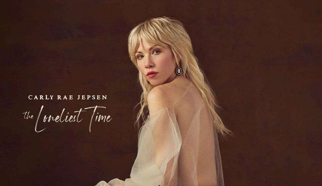 Carly Rae Jepsen abraça a solidão em novo álbum 'The Loneliest Time'