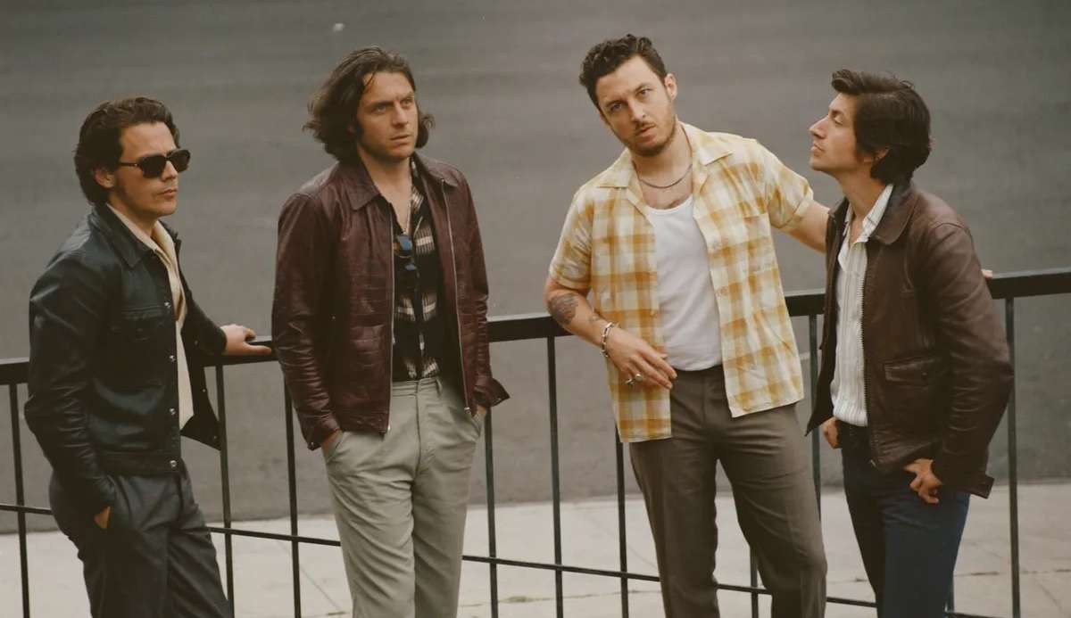 Arctic Monkeys lança “The Car”, sétimo álbum de estúdio que marca 20 anos de carreira da banda