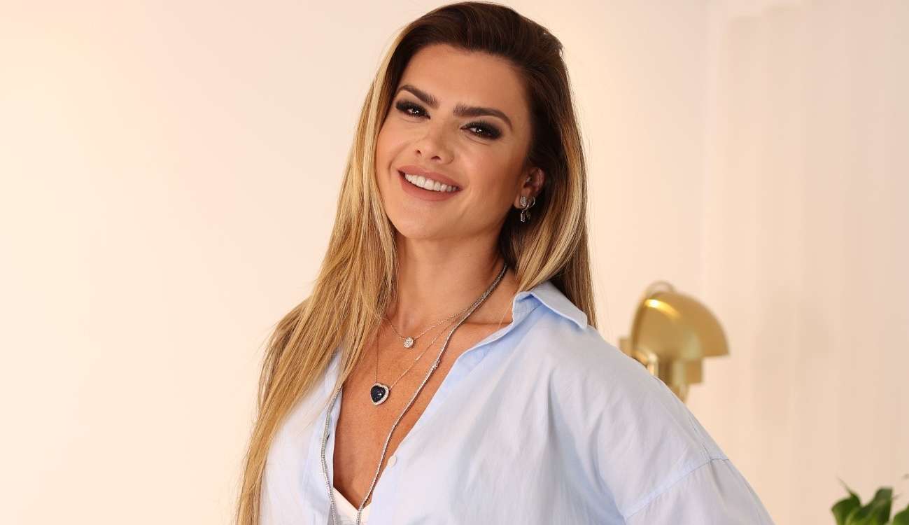 “Eu era cafona” revela Mirella Santos em entrevista Lorena Bueri