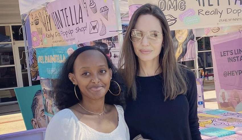 Angelina Jolie visita universidade da filha e tira foto com fãs