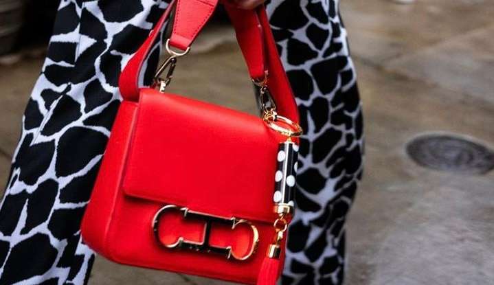 Conheça a bolsa de Carolina Herrera que está bombando entre as fashionistas 