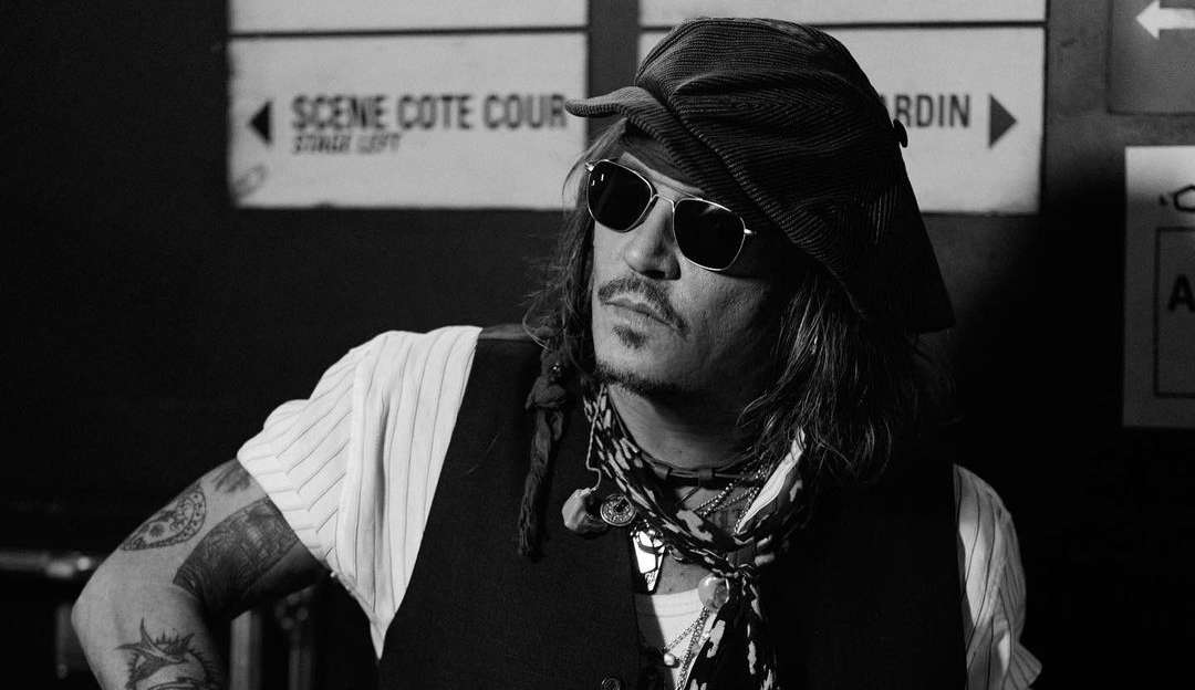 Johnny Depp visita cidade natal no interior dos EUA e tira fotos com fãs