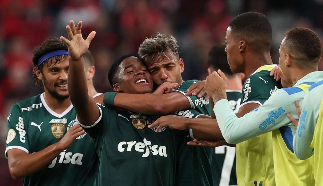 Palmeiras vence o Athletico-PR e se aproxima do título do Campeonato Brasileiro Lorena Bueri