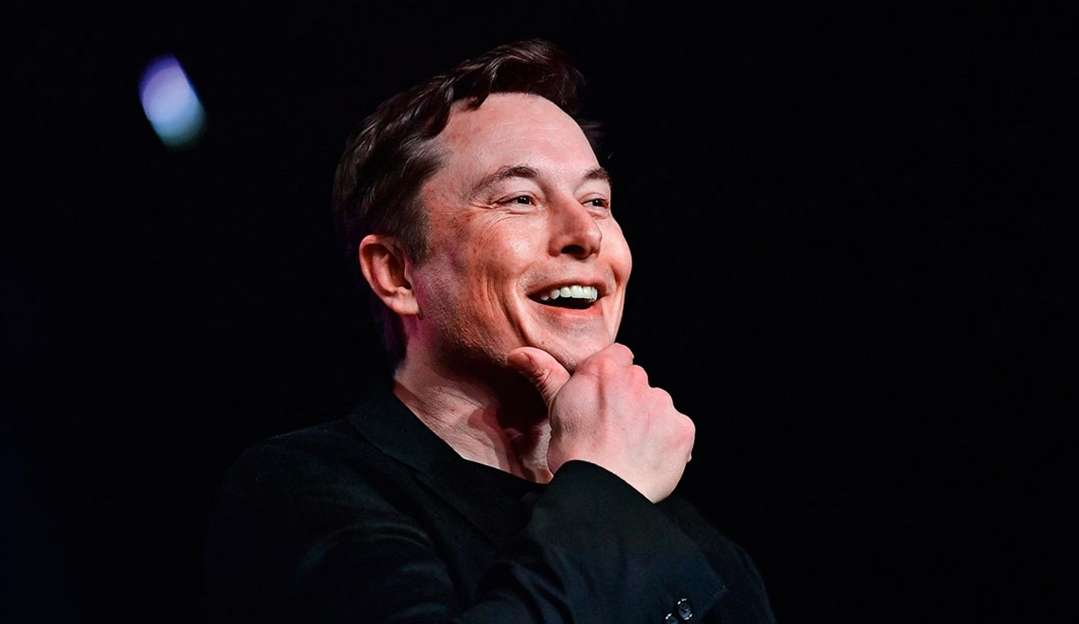 Elon Musk compra Twitter e faz anúncio pela rede social