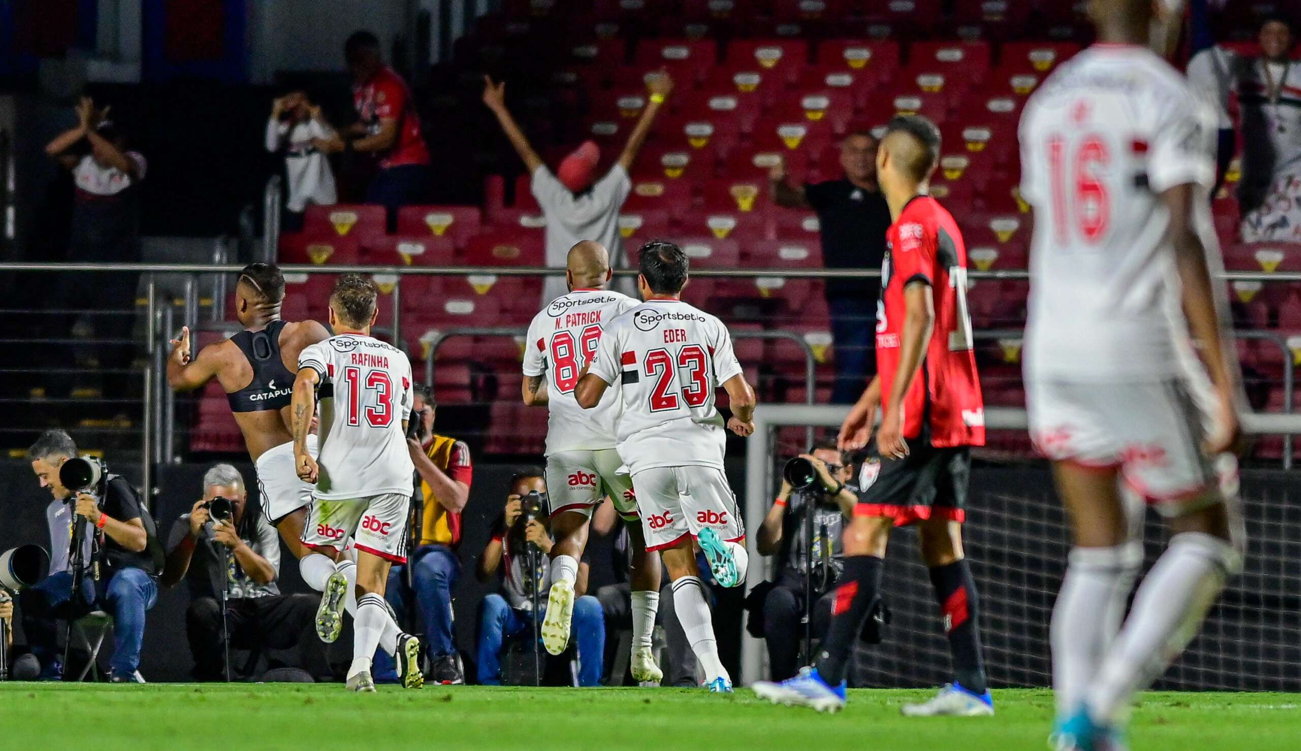 Com Luan e Felipe Alves saindo como heróis, São Paulo vence Atlético-GO e se aproxima do Galo