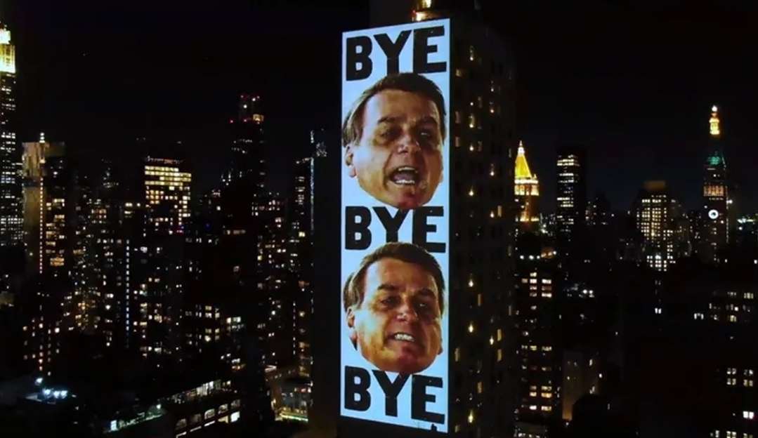 Projeção em Nova York dá adeus a Bolsonaro e associa família do presidente ao crime