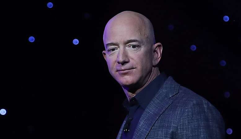 Ações da Amazon caem e Jeff Bezos perde mais um pouco de sua fortuna Lorena Bueri