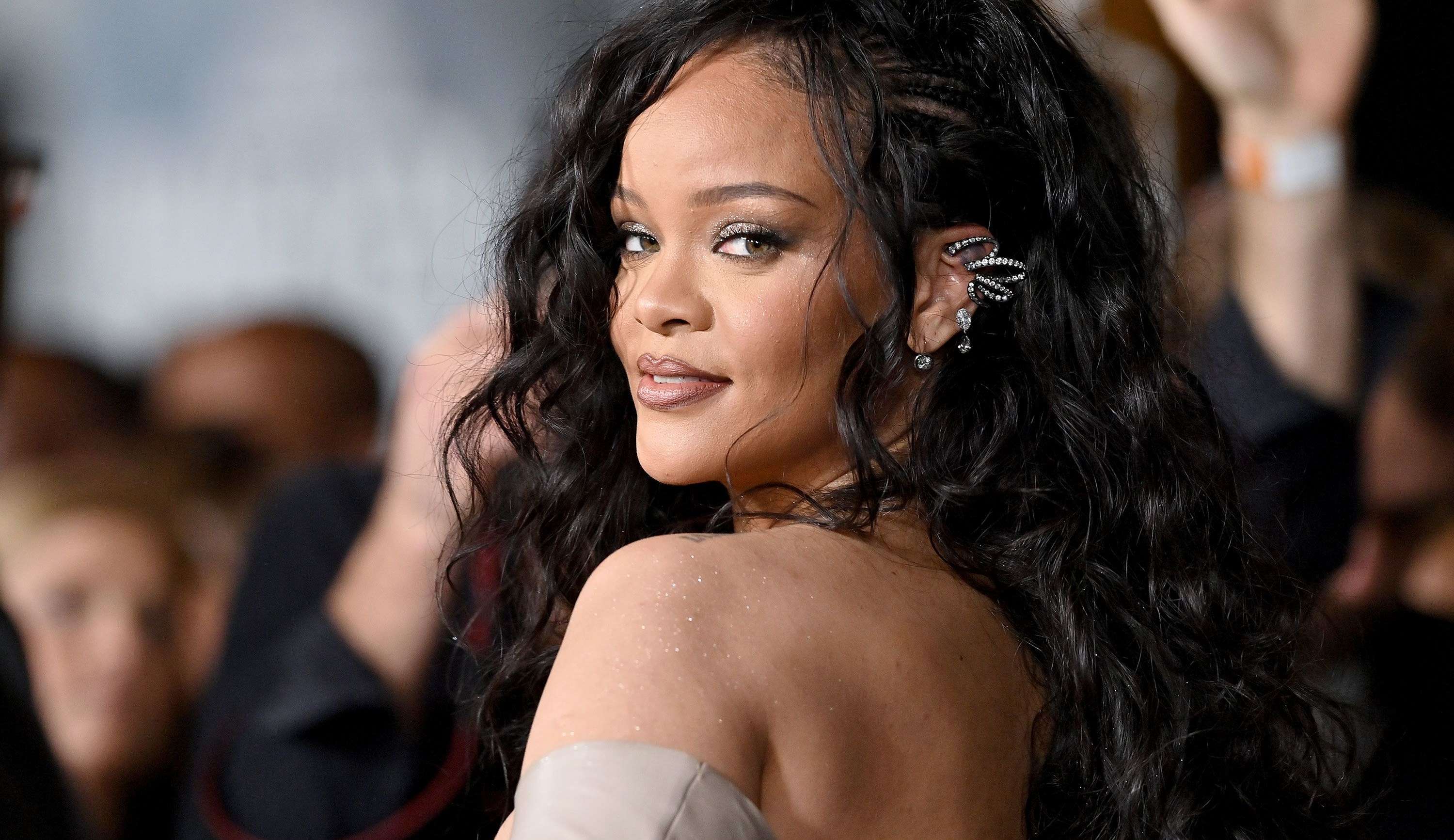 Rihanna lança clipe de “Lift Me Up” com cenas inéditas de Pantera Negra 2