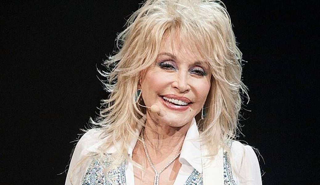 Dolly Parton pretende trazer lendas do rock e Miley Cyrus em seu novo álbum Lorena Bueri