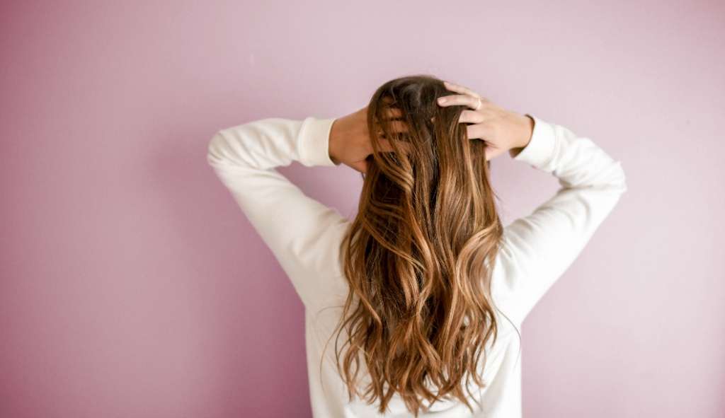 Caindo muito? Veja 5 causas comuns para a queda de cabelo Lorena Bueri