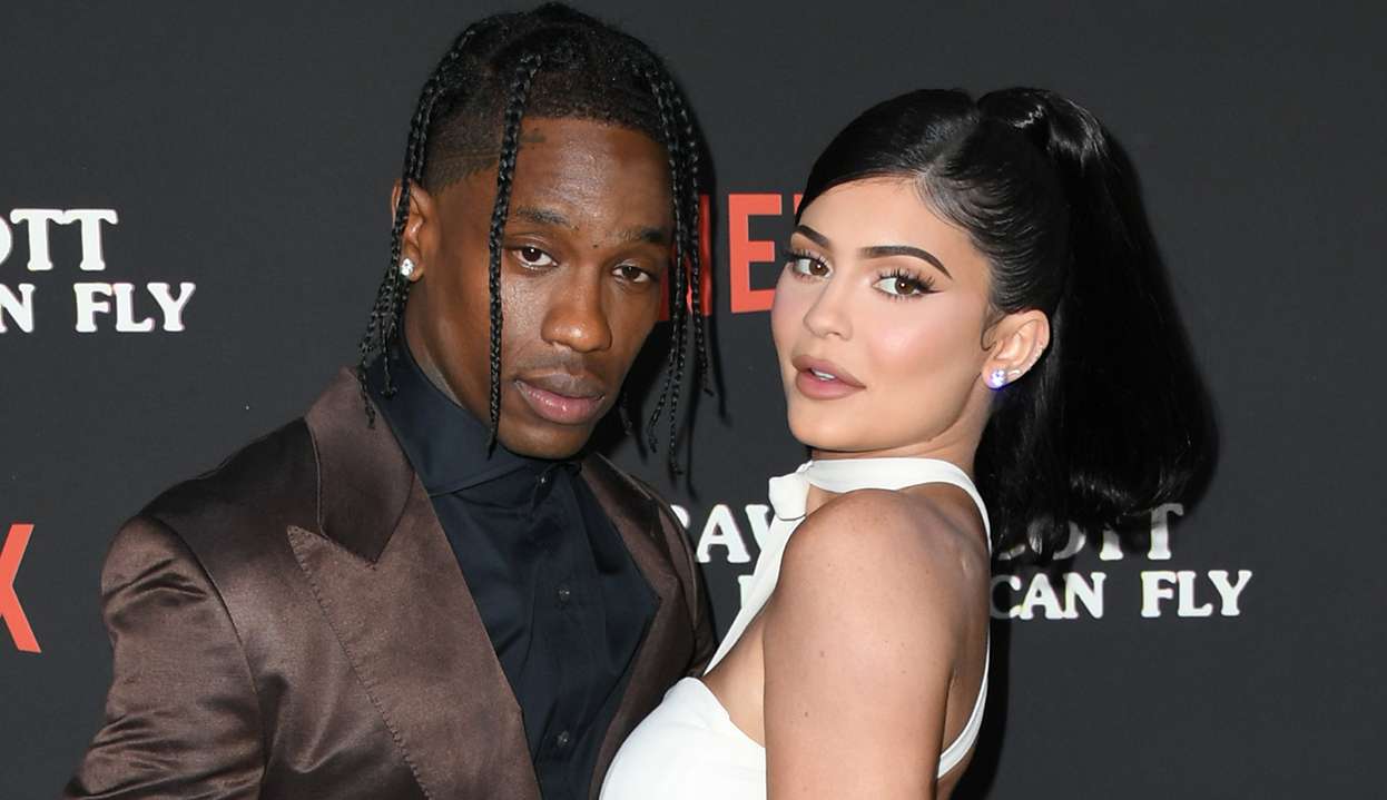 Kylie Jenner e Travis Scott colocam mansão à venda por R$ 114 milhões Lorena Bueri
