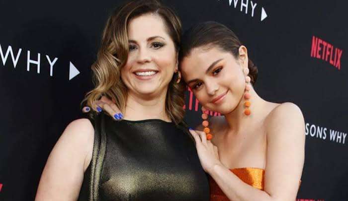 Mãe de Selena Gomez temia pela vida da filha durante colapso mental Lorena Bueri
