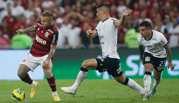 Corinthians vence o Flamengo e garante vaga na Libertadores 2023