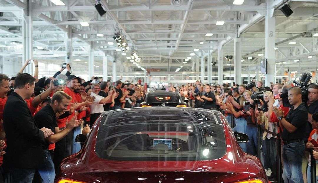 Tesla fecha seu primeiro showroom na China   Lorena Bueri