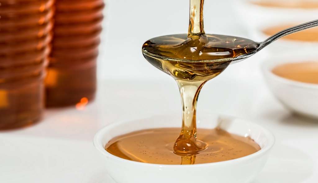 Vantagens mel na alimentação: saiba como consumir e quando evitar