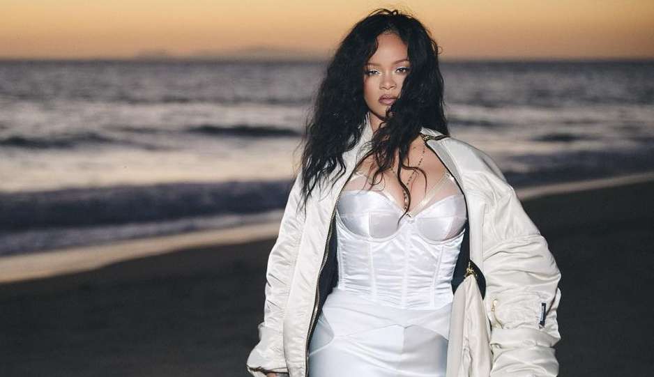Rihanna disponibiliza seis versões de “Lift Me Up” para download Lorena Bueri