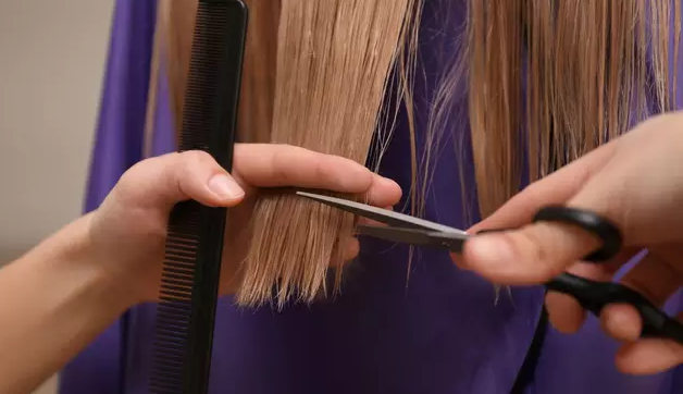 Cortar as pontinhas realmente faz o cabelo crescer mais rápido?