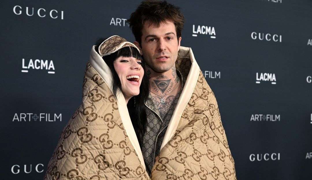Billie Eilish e Jesse Rutherford dividem cobertor da Gucci em tapete vermelho Lorena Bueri