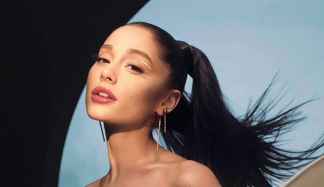 Ariana Grande: “Santa Tell Me” volta aos charts do Spotify  Lorena Bueri