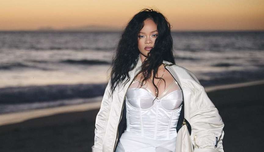 Após lançar 'Lift Me Up', Rihanna volta a ocupar um Top 10 após cinco anos