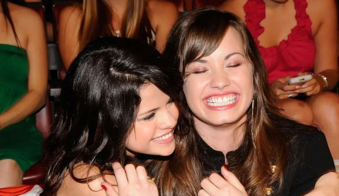 Selena Gomez recusou atuar em Camp Rock para que Demi Lovato conseguisse o papel Lorena Bueri