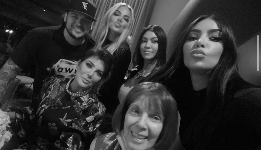 Rob Kardashian faz aparição rara ao lado das irmãs no aniversário da mãe