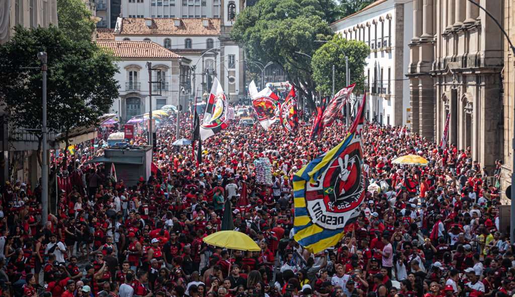 Flamengo em festa pelas ruas do Rio com as taças Libertadores e Copa do Brasil