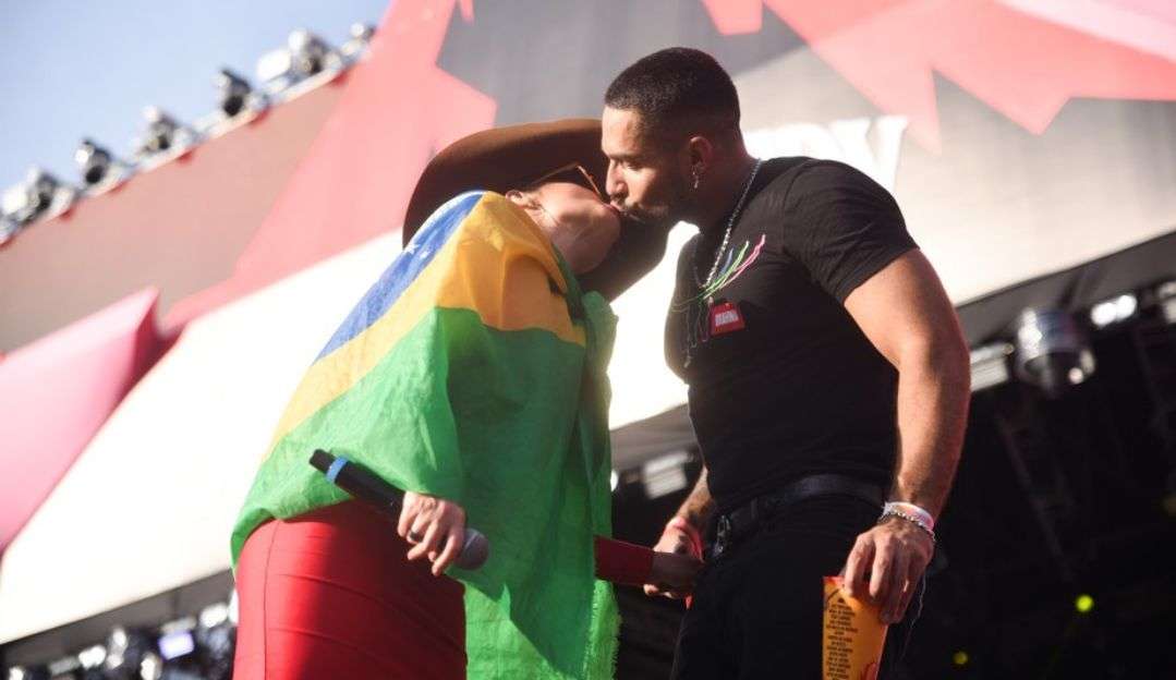 Bil Araújo e Maraisa se beijam durante show em Goiás