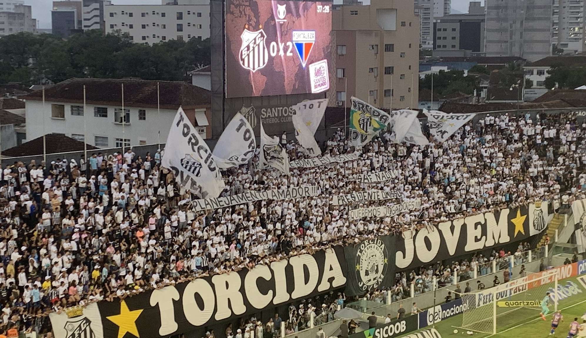 Santos perde em casa no último jogo do ano e torcida protesta contra mau desempenho Lorena Bueri