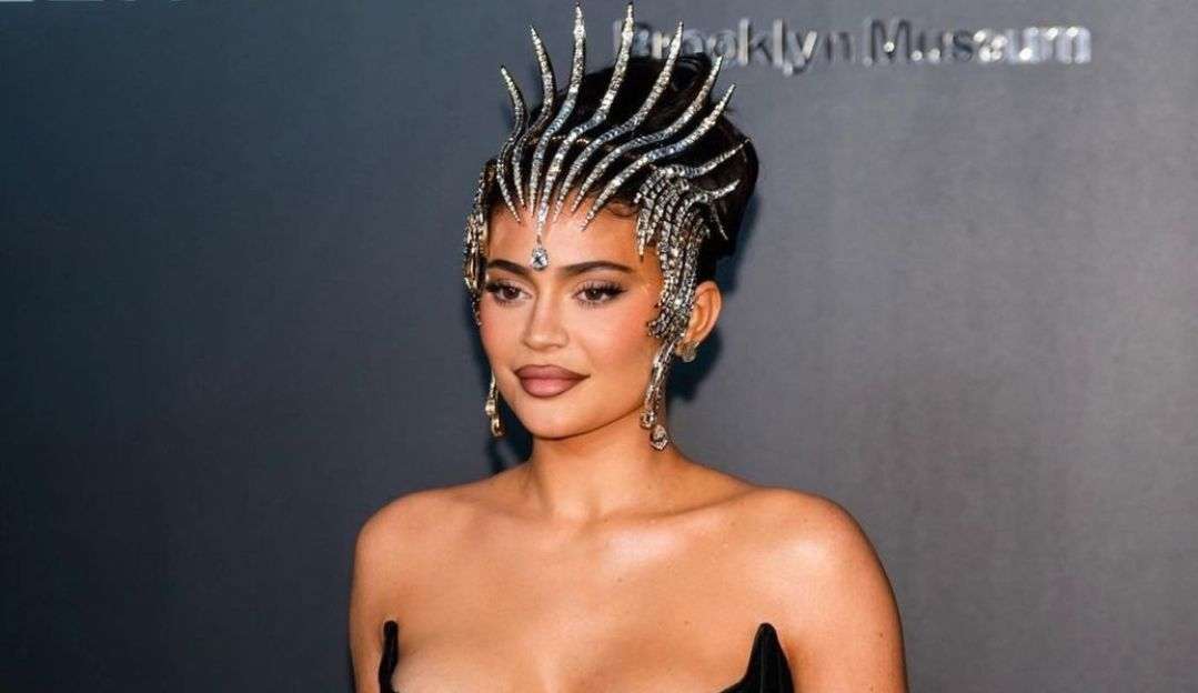 Kylie Jenner aparece usando uma coroa de diamante e choca todos em evento de moda