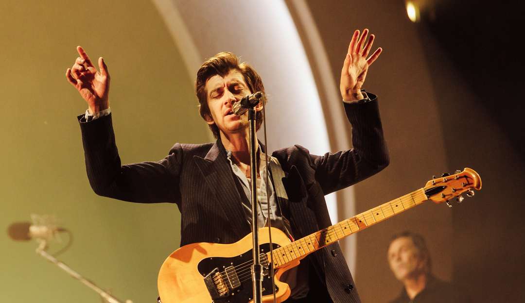 Fãs desmaiam e Arctic Monkeys interrompem o show três vezes na Argentina Lorena Bueri