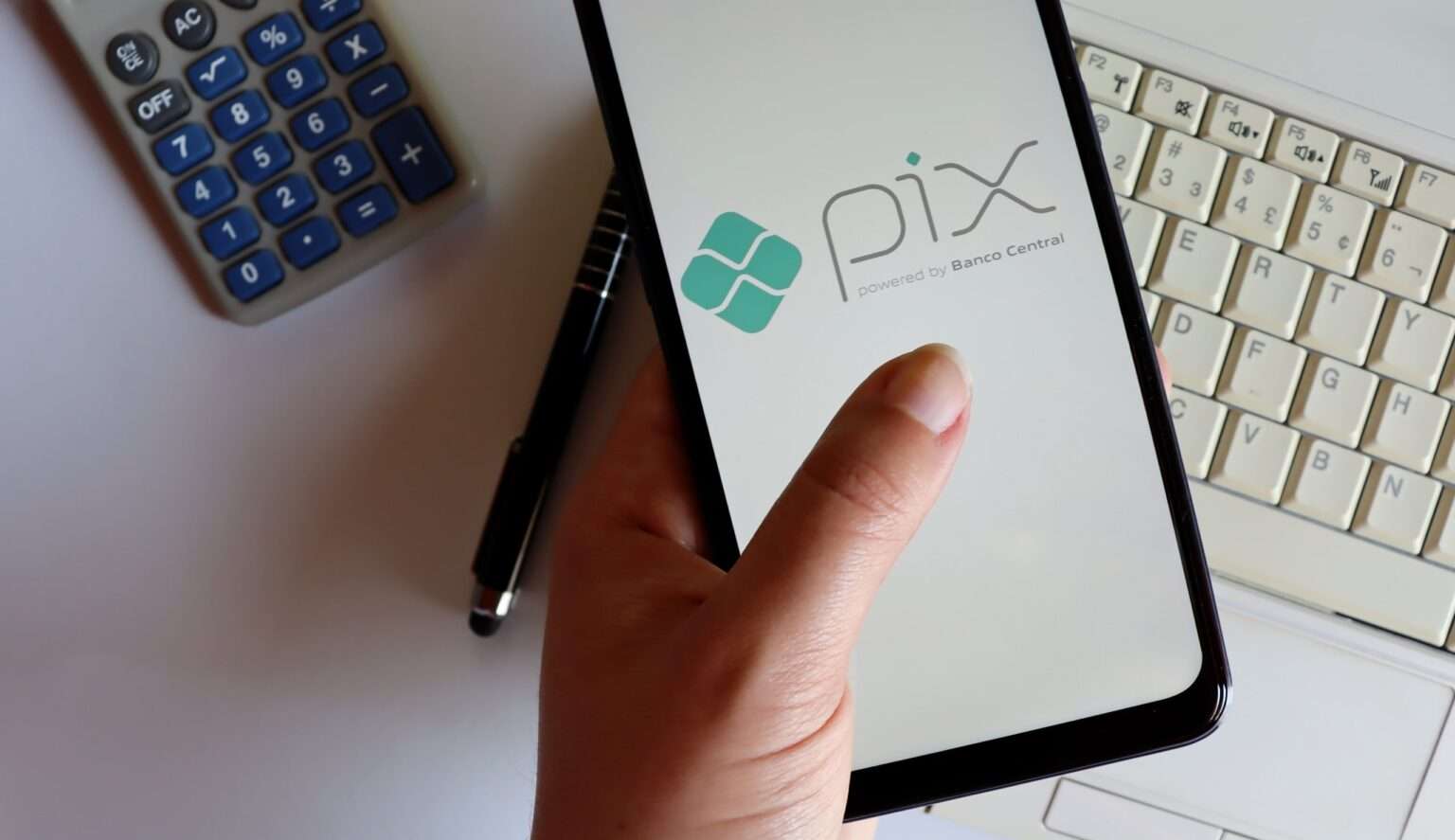 Em seu segundo ano de uso, Pix chega a R$ 1 trilhão em transferências por mês