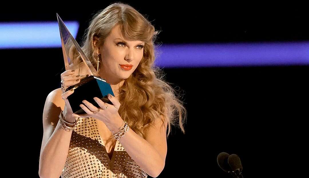 Taylor Swift quebra recorde no American Music Awards e Anitta conquista premiação histórica