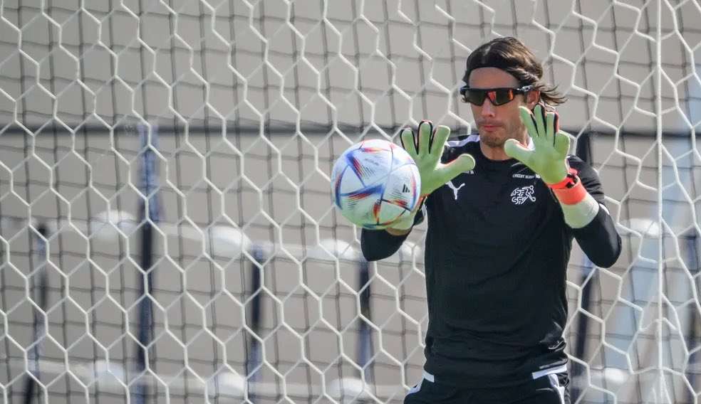 Entenda o porquê dos goleiros da Suíça, adversária na chave do Brasil, estão usando óculos escuros nos treinamentos  Lorena Bueri