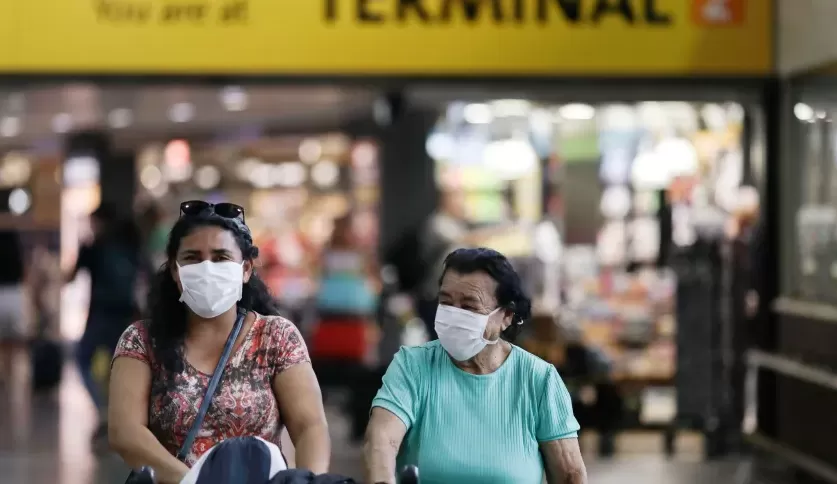 Anvisa volta a exigir o uso de máscara em aviões e aeroportos